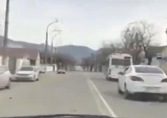 Новороссийский 18-летний автохам попал в поле зрения полиции: видео